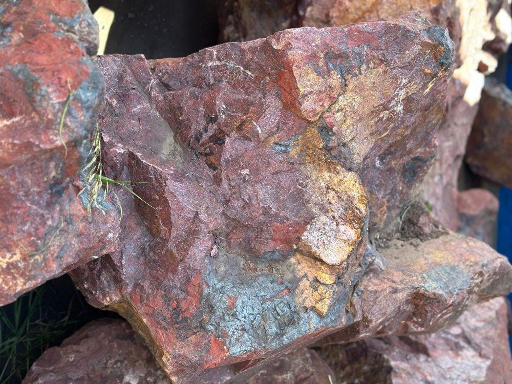 Камни для ландшафтного дизайна красно-фиолетовые 10-60 килограмм купить в Березниках