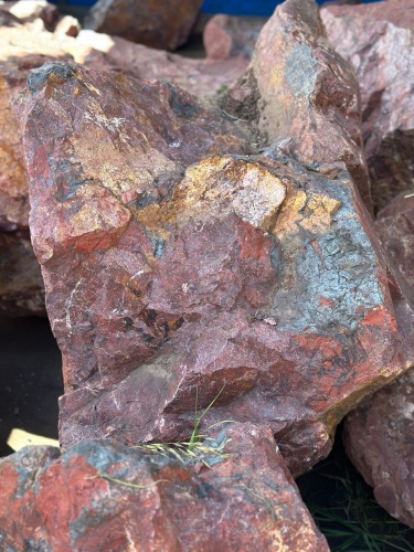 Камни для ландшафтного дизайна красно-фиолетовые 10-60 килограмм купить в Березниках