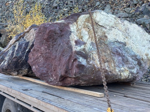 Огромные красно-фиолетовые валуны для ландшафтного дизайна весом более 5 тонн купить в Березниках