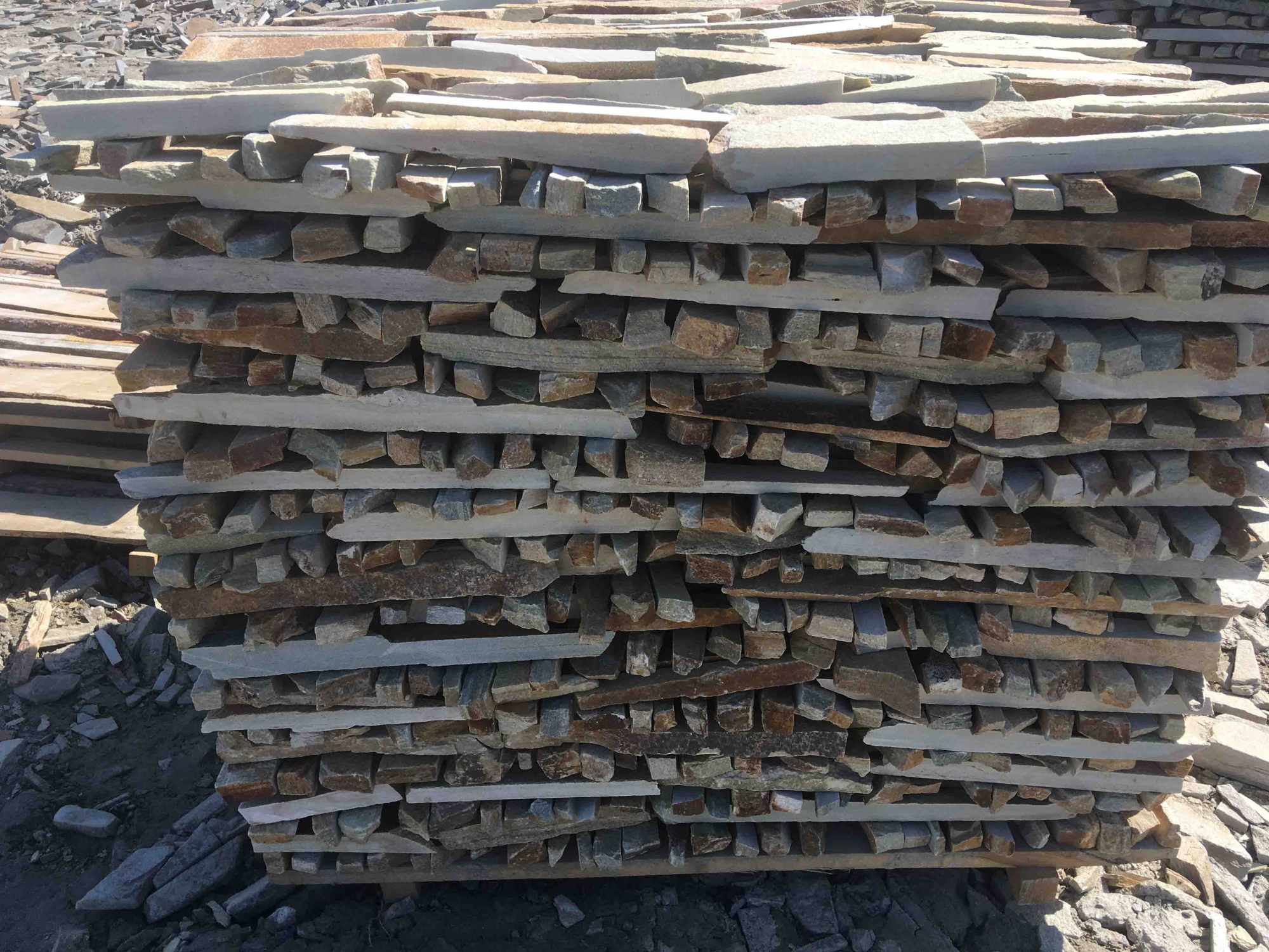 Горбушка златолит золотистый для облицовки купить в Березниках