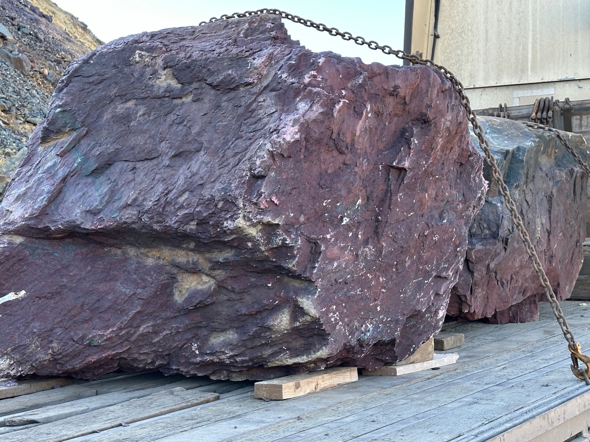 Огромные красно-фиолетовые валуны для ландшафтного дизайна весом более 5 тонн купить в Березниках