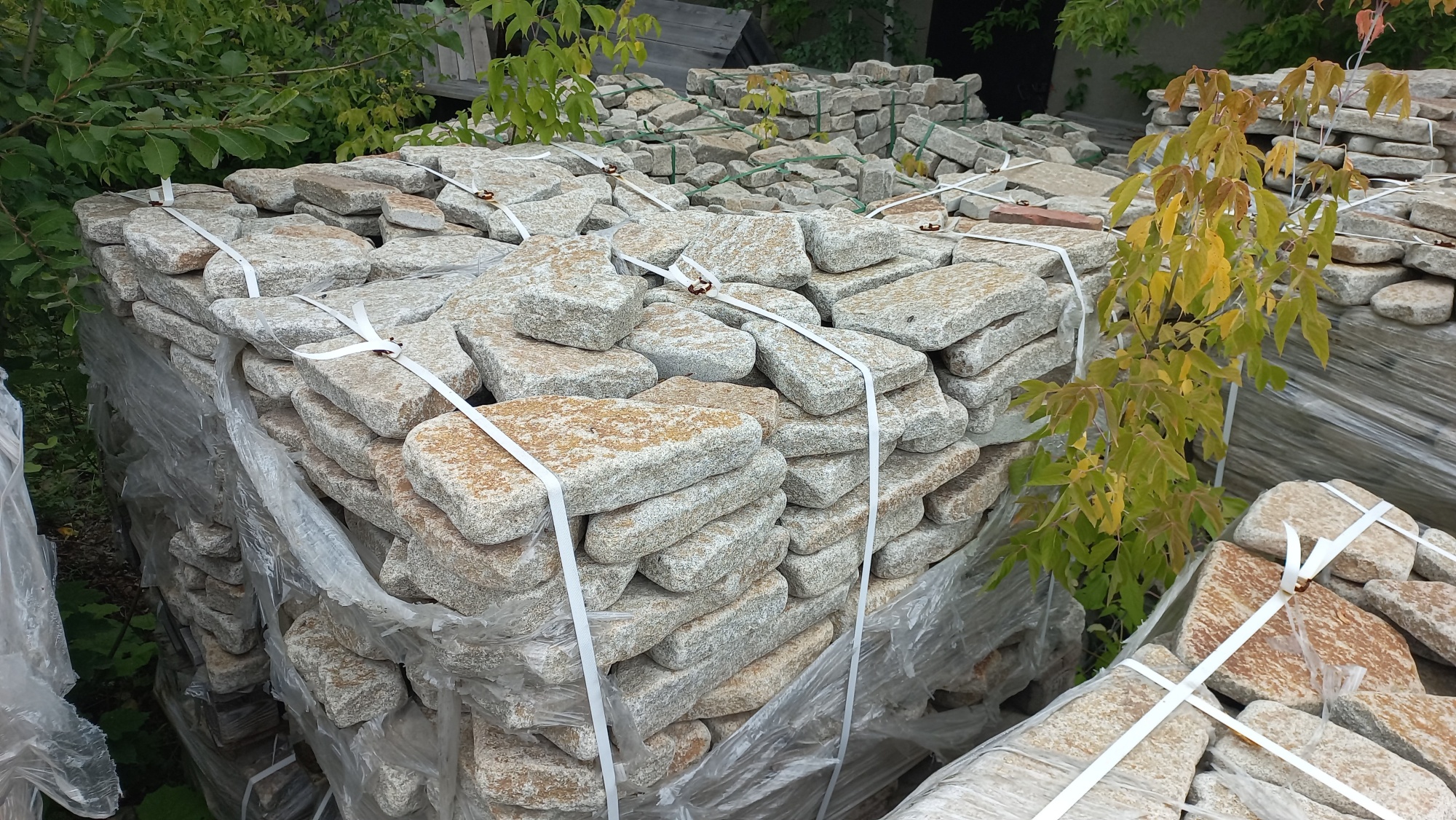 Плитняк галтованный гранитный для ландшафтного дизайна купить в Березниках