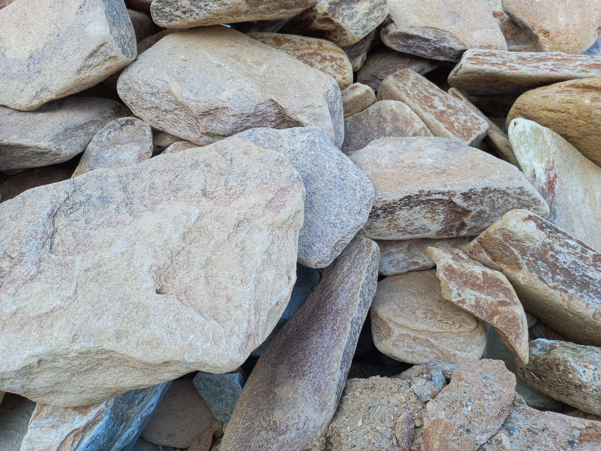 Златолит жёлтый, жёлто-зелёный глыбки и валуны для ланшафтного дизайна купить в Березниках