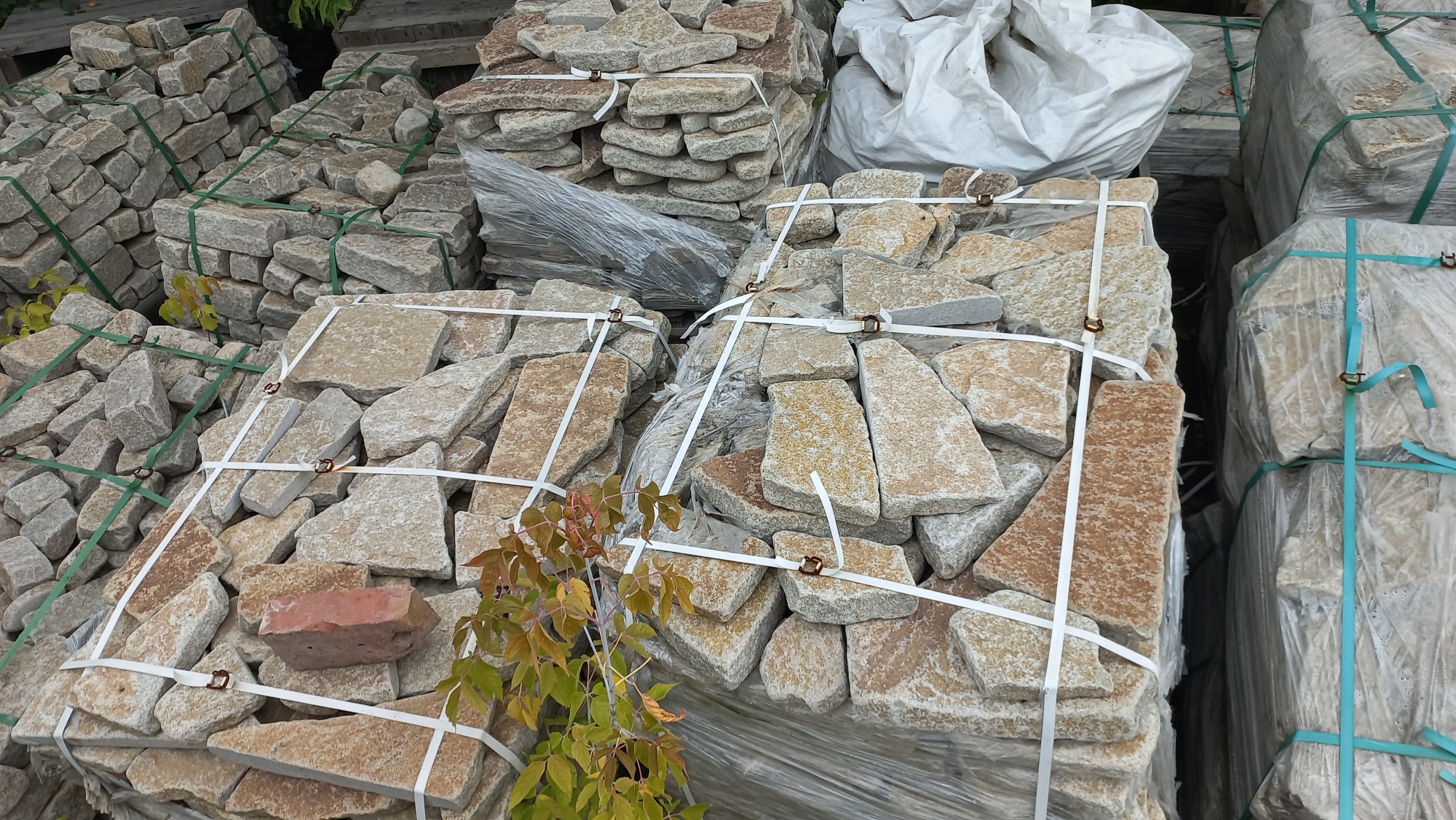 Плитняк гранитный галтованный купить в Березниках