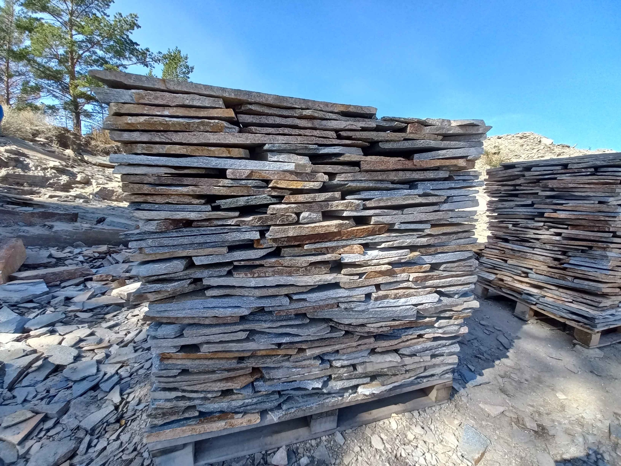 Плитняк златолит серебристый для фасада купить в Березниках