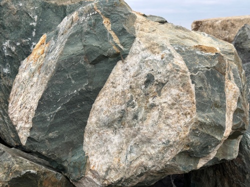 Гигантские зелёные валуны для ландшафтного дизайна весом более 5 тонн купить в Березниках