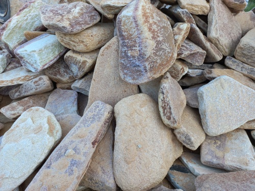 Златолит жёлтый, жёлто-зелёный глыбки и валуны для ланшафтного дизайна купить в Березниках