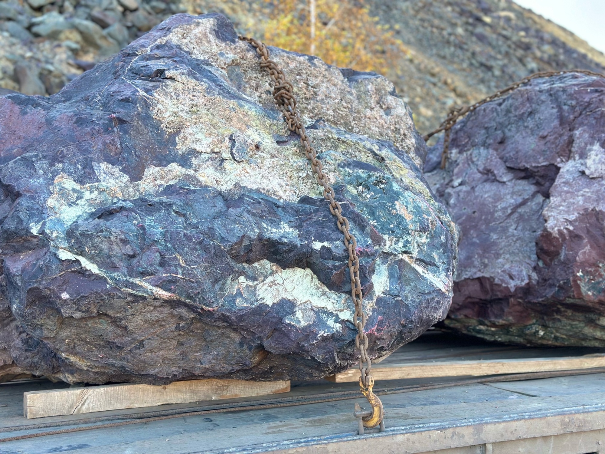 Огромные красно-фиолетовые валуны для ландшафтного дизайна весом более 5 тонн купить в Березниках