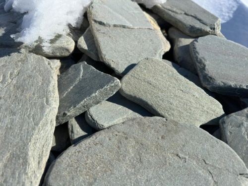 Плитняк златолит зелёный галтованный для цоколя купить в Березниках